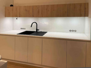 Glasrückwand in moderner Küche – Küchenrückwände von GlasOps
